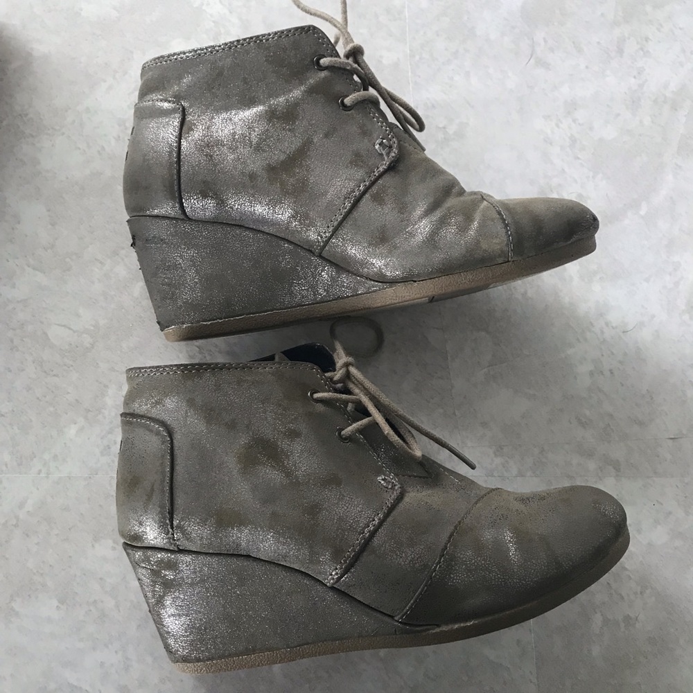 Toms distressed leather wedge lace up bootie 8